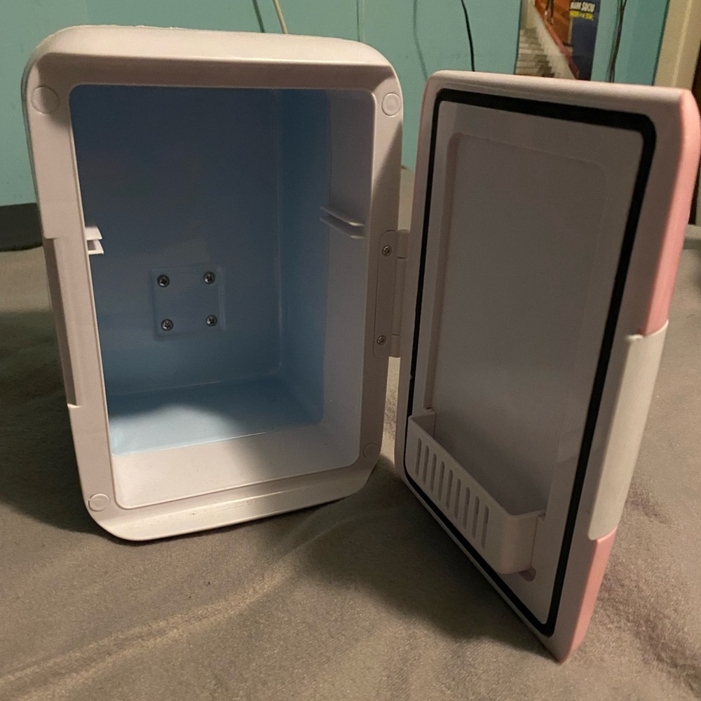 PINK SKINCARE FRIDGE (DOES NOT COME WITH POWER CORD)